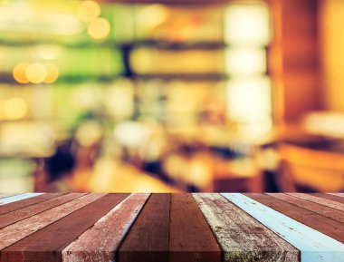 Kafe ya da Restoran 'ın gündüz vakti arkaplan kullanımı için Bokeh ile olan soyut bulanık görüntüsü. (Klasik ton))