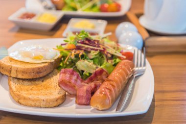 Restoranda yumurta ve sosisli kahvaltı görüntüsü. .