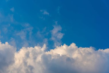 Arka plan kullanımı için mavi gökyüzü ve beyaz bulutun gündüz görüntüsü. (yatay)).