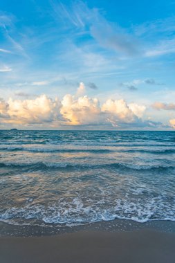 Sahilde Chakphong Rayong Tayland Mae PIM plajda güneşli güzel mavi gökyüzü ile dikey görüntü.