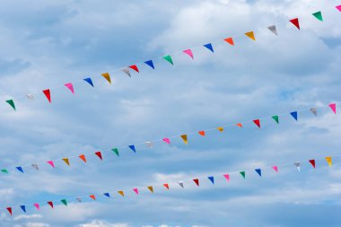 Festivalin bayrak çizgisinin gündüz arkaplanında mavi gökyüzü .