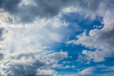 Arka plan kullanımı için mavi gökyüzü ve beyaz bulutun gündüz görüntüsü. (yatay)).