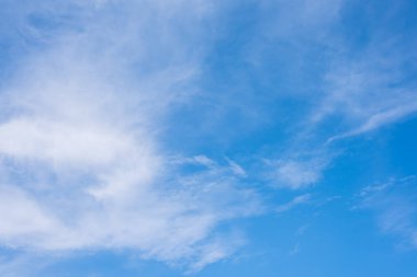 Arka plan kullanımı için mavi gökyüzü ve beyaz bulutun gündüz görüntüsü. (yatay)).