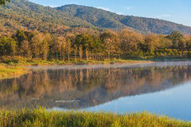 Güzelliğin görüntüsü gölde güneşli bir gün ve kış mevsiminde sabah vakti dağda.