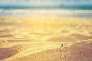 yolculuk fikir kavramı görüntü mini gezgin bebek ve deniz. (seçici odak mini bebek)