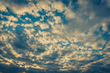 Arka plan kullanımı için mavi gökyüzü ve beyaz bulutun klasik ton görüntüsü. (yatay)).