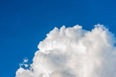 Arkaplan kullanımı için mavi gökyüzü ve beyaz bulutun gündüz görüntüsü.