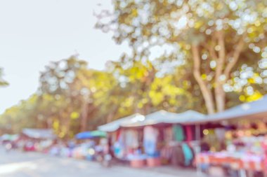 Gündüz festivalinde arka plan kullanımı için yiyecek tezgahının soyut bulanık görüntüsü. (Klasik ton))