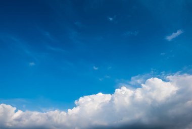 Arka plan kullanımı için mavi gökyüzü ve beyaz bulutun gündüz görüntüsü. (yatay)).