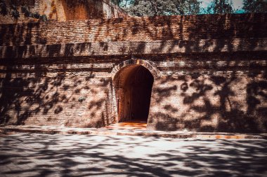 Chiang Mai, Tayland 'daki Wat Umong Suan Tapınağı' nın eski tüneli..