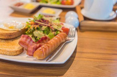 Restoranda yumurta ve sosisli kahvaltı görüntüsü. .