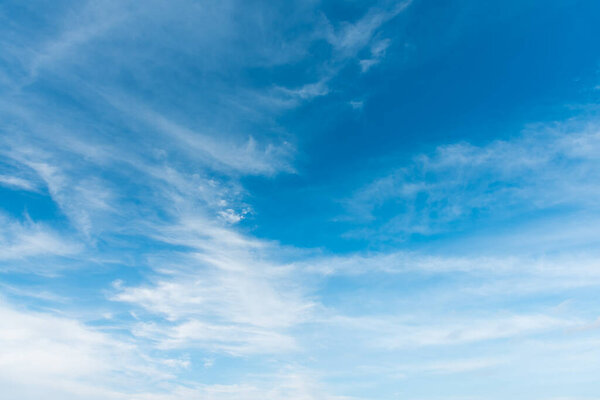 изображение голубого неба и белого облака в дневное время для фонового использования. (горизонтальное)).