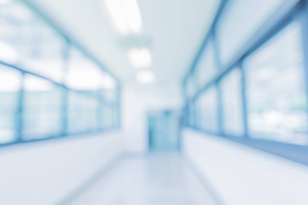 Абстрактно размытое синим тоном изображение ярких и чистых окон, дверей и корридоров в современном офисном здании в дневное время для фонового использования.