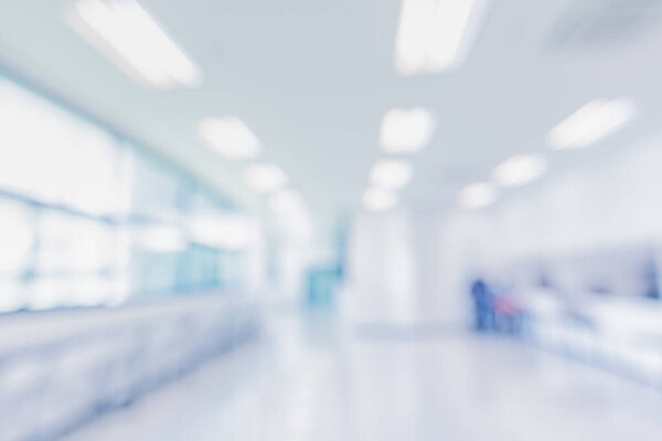 Абстрактно размытое синим тоном изображение ярких и чистых окон, дверей и корридоров в современном офисном здании в дневное время для фонового использования.