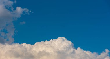 Arkaplan kullanımı için mavi gökyüzü ve beyaz bulutun gündüz görüntüsü