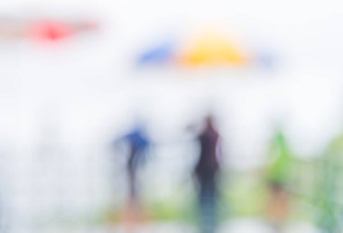 Açık havada insanların bulanık görüntüsü