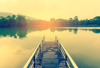Göldeki paslanmaz çelik köprünün veya rıhtımın klasik ton görüntüsü dağa bakın.