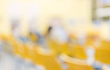 Havaalanında ya da otobüs durağında beklemede olan bulanık sandalyeleri arka plan olarak kullanın. (Klasik ton))