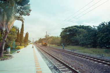 Eski tren istasyonunda gündüz vakti yolcu platformunun klasik ton görüntüsü.
