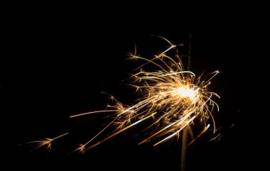 Ateş yandıktan sonra kıvılcımlanan havai fişek görüntüsü.