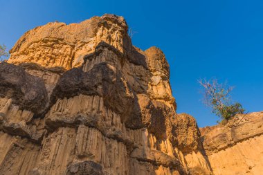 Chiang Mai, Tayland 'daki Mae Wang Ulusal Parkı' ndaki Pha Chor 'daki yüksek toprak kanyon kayalıkları..