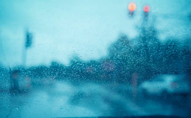 Arka planda bulanık sokak bokeh 'i olan Damlalar Yağmur Damlaları. (Klasik ton))