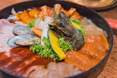 Kore usulü barbekü için karışık deniz ürünleri ve çiğ et imajı.