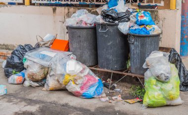 Sokaktaki siyah çöp torbası görüntüsü.