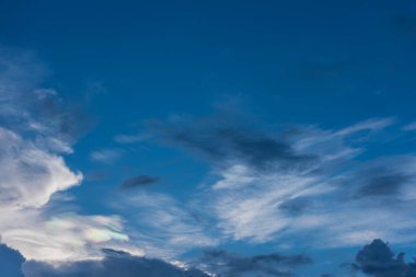 İrizasyon görüntüsü mavi gökyüzünde ve beyaz bulut gündüz vakti arka plan kullanımı için. (yatay)).