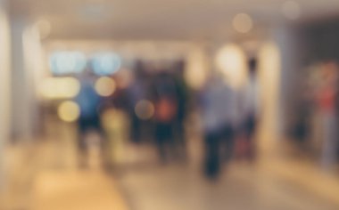 Koridorun bulanık görüntüsü ve arka plan kullanımı için modern ofis girişindeki insanlar .