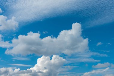 Arkaplan kullanımı için mavi gökyüzü ve beyaz bulutun gündüz görüntüsü