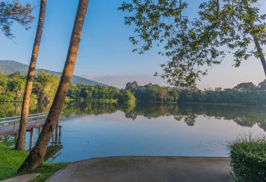 Tayland 'daki Chiang Mai Üniversitesi' ndeki ang kaew gölünde paslanmaz çelik köprü ya da iskele..