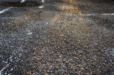 Hasarlı çatlak asfalt sokak gününün görüntüsü.