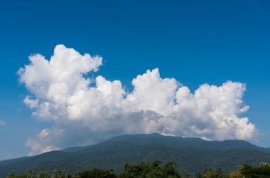 Güzelliğin görüntüsü güneşli bir gün ve arkadaki dağ Doi Suthep Chiang Mai, Tayland.