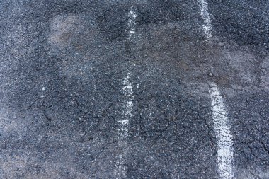 Badminton kortundaki asfalt dokunun gündüz görüntüsü.