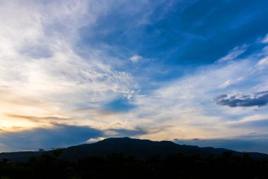 Mavi gökyüzünün ve arkadaki dağın görüntüsü Doi Suthep Chiang Mai, Tayland.