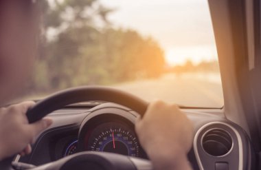 Arka plan kullanımı için gündüz vakti araba kullanan insanların klasik ton görüntüsü. (içeriden fotoğraf çekin sürücü hız paneline odaklanın)