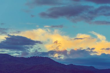 Doi Suthep Chiang Mai, Tayland 'da mavi gökyüzü ve dağın klasik ton görüntüsü.