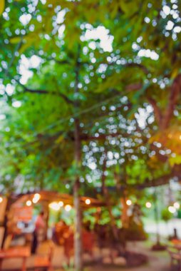 Arka plan kullanımı için akşam vakti bahçedeki restoranın klasik ton bulanık görüntüsü.