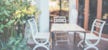 Arka plan kullanımı için Bokeh ile gündüz vakti kahve dükkanının bulanık görüntüsü .