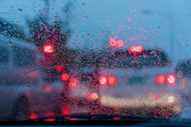 Akşamları arka plan kullanımı için araba kullanan insanların görüntüsü. (İçeriden fotoğraf çek ön arabanın ön camına odaklan)