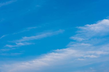 arkaplan kullanımı için mavi gökyüzü ve beyaz bulutların gündüz görüntüsü.