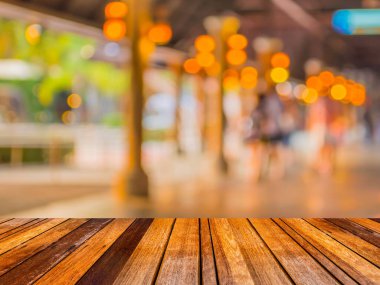 Alışveriş merkezinin bulanık görüntüsü ve arka plan kullanımı için insanlar