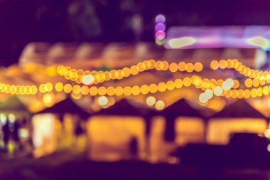 Arka plan kullanımı için Bokeh ile bahçede gece festivalinin soyut bulanık görüntüsü. (Klasik ton))