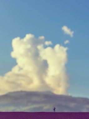 Minyatür bebek fikri fotoğrafçı görüntüsü. Güzel dağ ve mavi gökyüzü. Gün içinde arka planda..