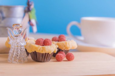 Ahşap masanın üzerinde arkaplanda çeşitli dekorasyonlarla yabanmersini Crumb Cake resmi.