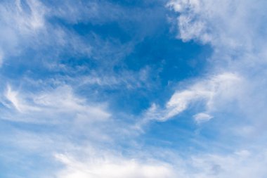 Arka plan kullanımı için mavi gökyüzü ve beyaz bulutun gündüz görüntüsü. (yatay)).