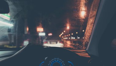 Arka plan kullanımı için gece vakti araba kullanan insanların klasik ton görüntüsü. (içeriden fotoğraf çekin Sürücünün eline odaklan)