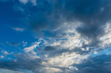 arkaplan kullanımı için mavi gökyüzü ve beyaz bulutların gündüz görüntüsü.