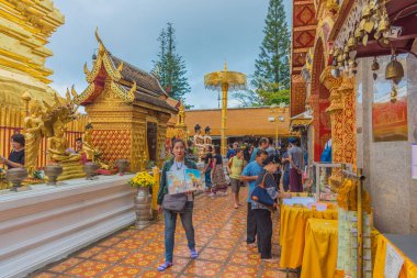 CHIANG MAI, THAILAND - 27 Ekim 2017: Wat Phra That Doi Suthep tapınağında tanınmayan insanlar. Tapınak Kuzey Tayland 'ın en kutsal tapınaklarından biridir..